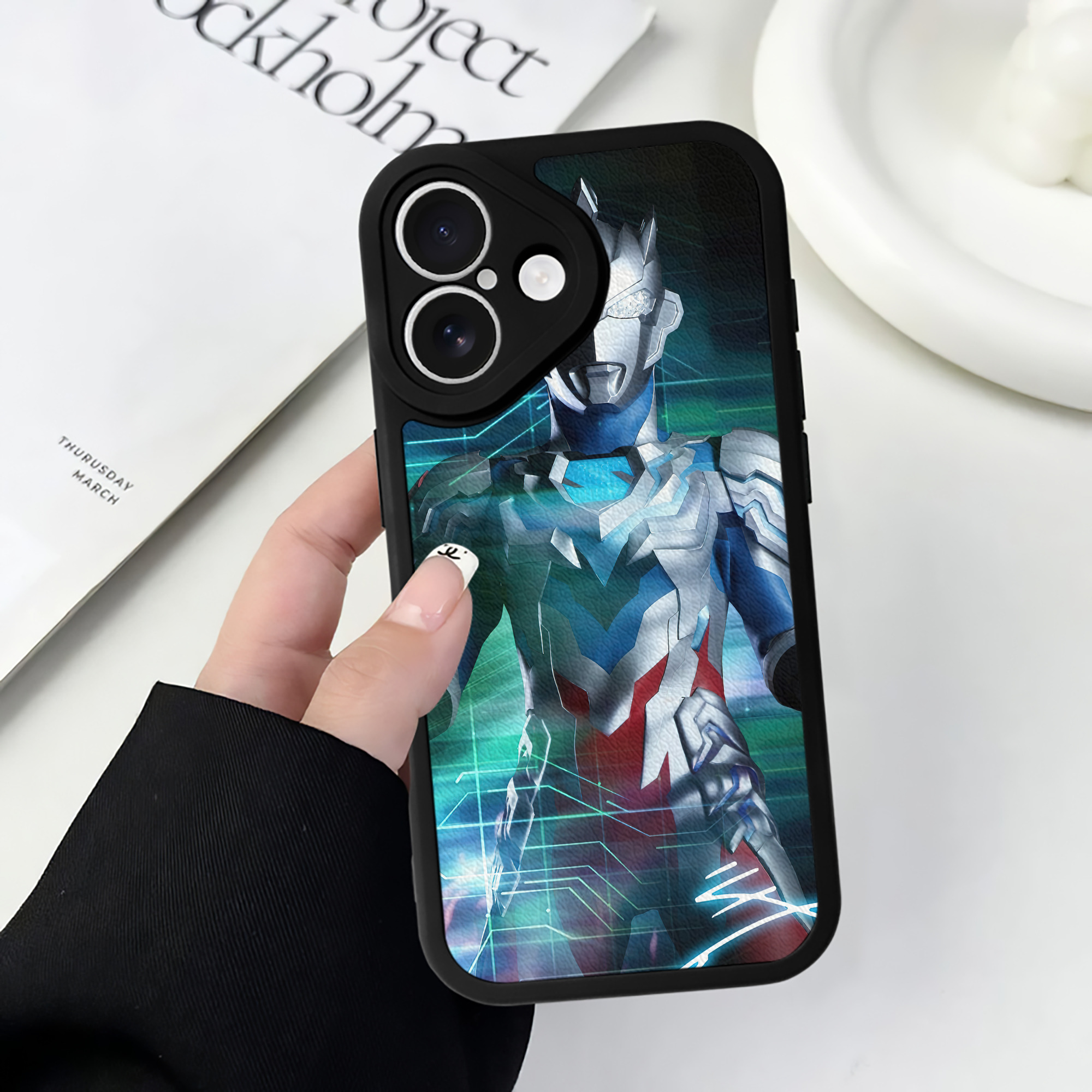 （画像用） ウルトラマン Ultraman 【iPhone 16シリーズ対応】シリコンスマホケース（レザー調） 材質：シリコン